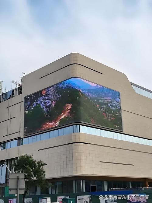 我們的蘇州戶外led顯示屏采用定制化外觀設計,外殼可做成木質紋理或
